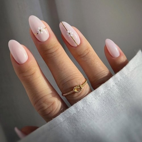 Soft Blush Daisy Nails